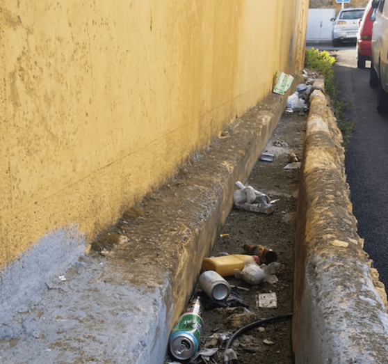 La basura obstruye el cauce de la acequia de la calle de La Rocha (Foto TA)
